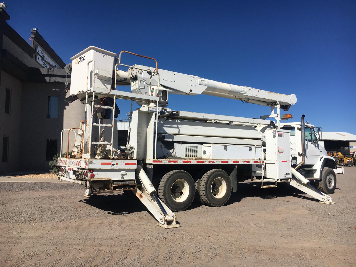 CAMION CON CANASTILLA ALTEC  AM855-F88